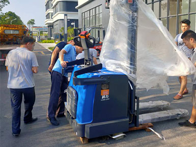 科力電動堆高車進行裝卸、堆高、堆垛和短距離運輸作業